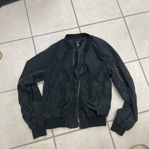 Bomber donna Forever 21 nero poliestere completamente foderato taglia M - Foto 1 di 7
