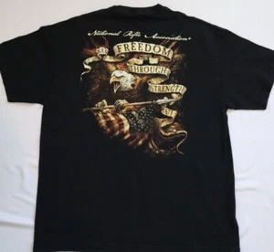 Camiseta negra con licencia NRA ""Freedom Through Strength"" talla grande pesada con punta de punta - Imagen 1 de 3