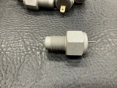 Transmisor de advertencia de temperatura refrigerado por aire Porsche 914 Prt# 311906161C Foto 1 de 2