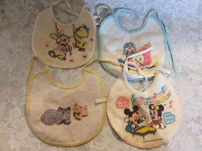 Lote De 4 Baberos De Colección Bebé Minnie Mouse Y Mickey Gatos Conejos Y Cachorros Foto 1 de 4