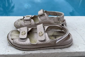 CHANEL PALE PINK BEIGE LEATHER 2 STRAP SANDAL FLATS Sz 38.5M MADE IN ITALY - Picture 1 of 21