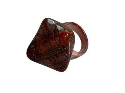 Anillo llamativo retro vintage a cuadros de plástico brillante rojo marrón bisutería Foto 1 de 4