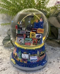 Broadway Motto 2000 Y2K Schneekugel Spieluhr Twin Towers Bloomingdale’s - Bild 1 von 13