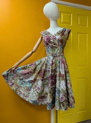 Vestido y cinturón vintage de algodón floral Roecliff y Chapman de los años 50 - 34" B 26" W - Imagen 1 de 4