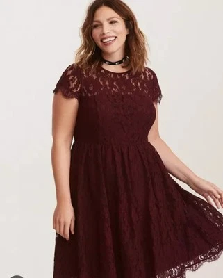 Vestido de renda Torrid tamanho 14 vinho borgonha skatista menina costas abertas manga gorro - Imagem 1 de 4