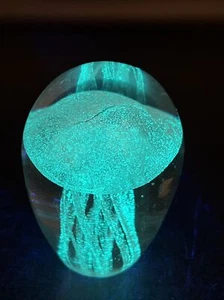 Qualle Kunst Glas Briefbeschwerer leuchtet mit UV-Licht süß klein - Bild 1 von 10