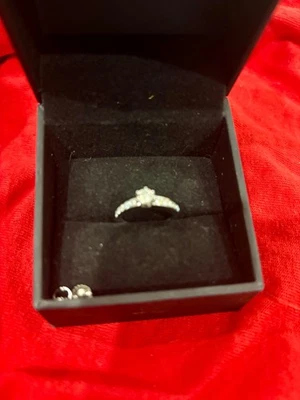 Anillo de diamantes de promesa o compromiso Tiffany and Company Foto 1 de 2