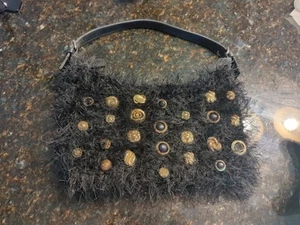 Damen Handtasche schwarz flauschig Handtasche mit Reißverschluss Goldknöpfe Eigenmarke - Bild 1 von 7