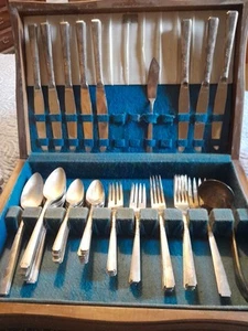 1881 Rogers Oneida Ltd Silverplate Flatware In Case Serves Eight Read - Picture 1 of 14
