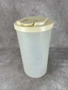 Vintage Rubbermaid 2 Quarts #1 Beverage Drink Container 0038 with Flip Top Lid - Picture 1 of 11