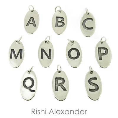 Dijes de plata de ley 925 con letras ovaladas del alfabeto de la A a la Z hechos en EE. UU. Foto 1 de 2