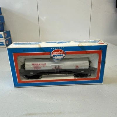 Model Power 8033 40' Tank Car VTG White Michigan Alkali Liquid Chlorine - Image 1 of 4