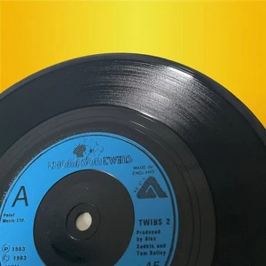 Thompson Twins - Hold Me Now - 7" Vinyl Single 1983 Arista TWINS 2 [NM/EX] - Picture 1 of 10