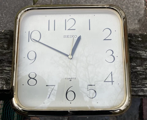Seiko square gold 9-inch quartz wall clock QXA016GR Tested Cover