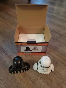 Star Wars Salt & Pepper Shakers Darth Vader & Stormtrooper scatola aperta mai usato  - Foto 1 di 9