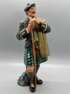 Figura Royal Doulton The Laird HN2361 Hombre en falda escocesa con bastón - Imagen 1 de 9