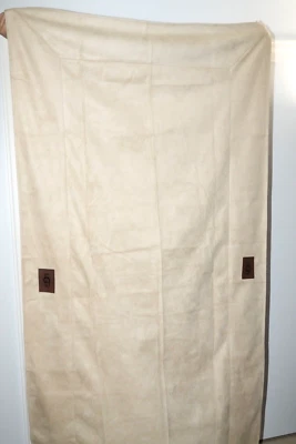 Mantel de gamuza beige marca Ugg de 8" de profundidad, se adapta a mesas rectangulares de 72" X 30" Foto 1 de 2