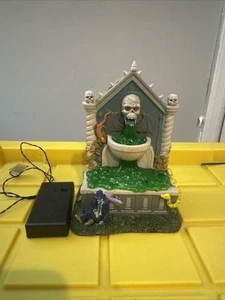 Villaggio LEMAX SPOOKY TOWN 2023 - Accento tavolo illuminato GRIME & SLIME SPRING - Foto 1 di 5