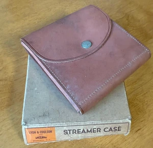 Lyon & Coulson Leder Streamer Etui - Fliegenfischen Nr.SC1 Neu in OVP 40er Jahre? mit box - Bild 1 von 17
