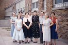 35 mm Rutsche 1950er Jahre roter Rand Kodachrom Herren und Frauen stehen außerhalb des Gebäudes
