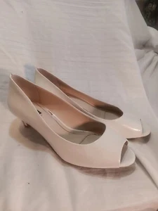 Womens Sz 8 White Alex Marie "Leyla" Leather Upper Peep Toe Pump Kitte Heels - Picture 1 of 24