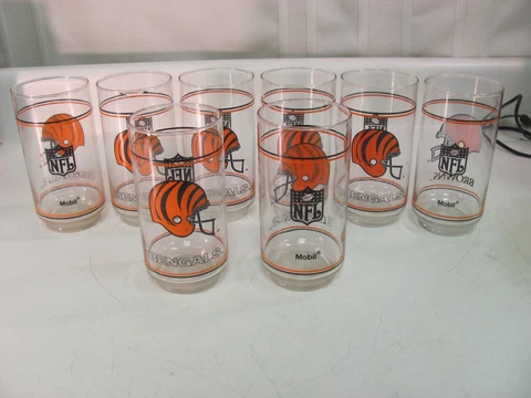 1 Vintage NFL Collectible ~ 1988 Cincinnati Bengals Mobil Drinking Glass Cover