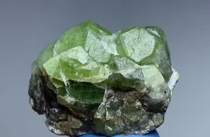 82 kt natürliches Peridot-Kristallpräparat mit Abschluss aus Pakistan  - Bild 1 von 7