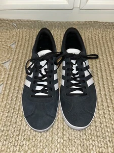 Top bassi Adidas nero Superstar pelle scamosciata taglia 9,5 da uomo in ottime condizioni - Foto 1 di 5