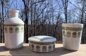Set vanity vintage 3 pezzi D’Auteuil Paris porcellana francese bianco nappe verdi - Foto 1 di 8