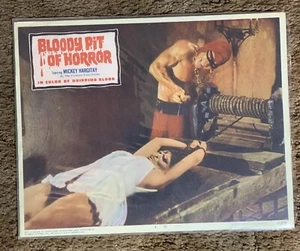 BLOODY PIT OF HORROR 1967 LOBBY CARD #4 MICKEY HARGITAY TORTURE - Foto 1 di 1