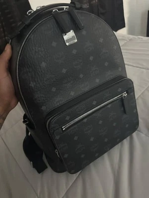 Mochila MCM Stark en Visetos Mochila insignia mediana Foto 1 de 4