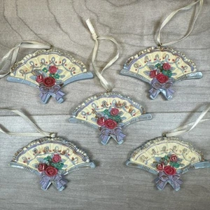 Juego de 5 adornos navideños en forma de abanico MCM de colección lazos de rosas República de Taiwán China - Imagen 1 de 15