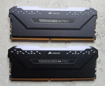 Corsair Vengeance RGB PRO schwarz, DDR4-3600, CL18-22-22-42 (CMW16GX4M2D3600C18) - Bild 1 von 2