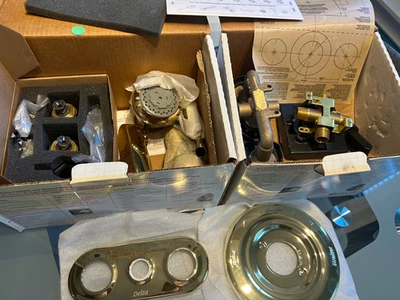 Sistema de ducha de bañera de chorro Delta T1848 PB grifo de latón pulido. Valve inc. Foto 1 de 4