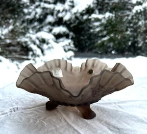 "Cuenco de compota con patas de vidrio satinado marrón humo uvas Westmoreland borde con volantes de 8""" - Imagen 1 de 6