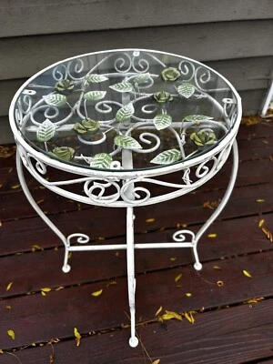 Mesa auxiliar italiana Tole de colección con detalles de metal flores tapa de vidrio LEER Foto 1 de 4