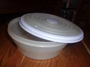 Tupperware 8" redondo 1 litro Keeper 5316A-3 con tapa violeta 5319A-4 - Imagen 1 de 1