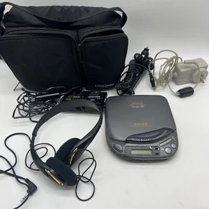 Aiwa Lettore Compact Disc XP-55 con Cuffie, Adattatore in Custodia Logica - Foto 1 di 13