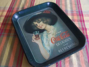 Vintage Coca Cola Dose Serviertablett Pin Up Girl lecker und erfrischend - Bild 1 von 6