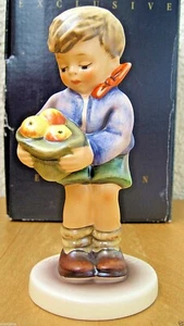 Hummel Figurine "GIFT FROM A FRIEND" HUM #485 TM7 MIHC Goebel Germany MIB N942 - Picture 1 of 7