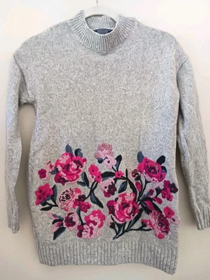 Suéter Joules Prendas de Punto Talla 4 36" Gris Cuello Simulado con Rosas Bordadas Rosa Bonito Foto 1 de 4