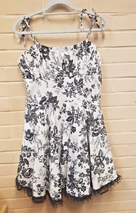 Vodoo Vixen Damen Kleid Blumen Schulter zum Binden schwarz/weiß Größe UK 16, EUR 44 - Bild 1 von 6