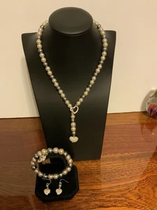 Avon 3-Farben Perlmutt Halskette, Armband und Ohrringe Set (brandneu)  - Bild 1 von 5