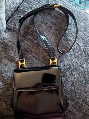 Bolso Bandolera TALBOTS Negro Pequeño Charol-CLÁSICO Foto 1 de 4