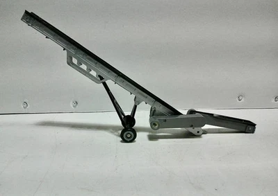 1/32 Ertl belted elevator. No box. - Image 1 of 4