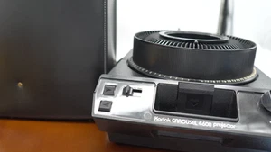 KODAK Carousel 4600 Slide Projector WORKS W Remote, Lens, 80 Slide Tray, & Case+ - Picture 1 of 10