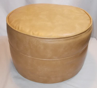 Taburete otomano redondo de vinilo MCM de colección color tostado claro con sotana de cuero sintético BONITO Foto 1 de 4