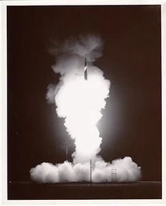 Foto vintage del centro de pruebas de misiles de la Fuerza Aérea de los Estados Unidos de 8"" x 10"" con sello en la parte posterior - Imagen 1 de 2
