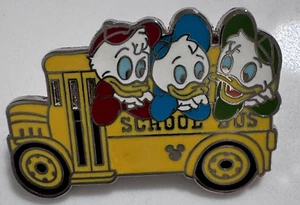 Prendedor de autobús escolar Huey Dewey Louie de Disney 2008 - Imagen 1 de 2