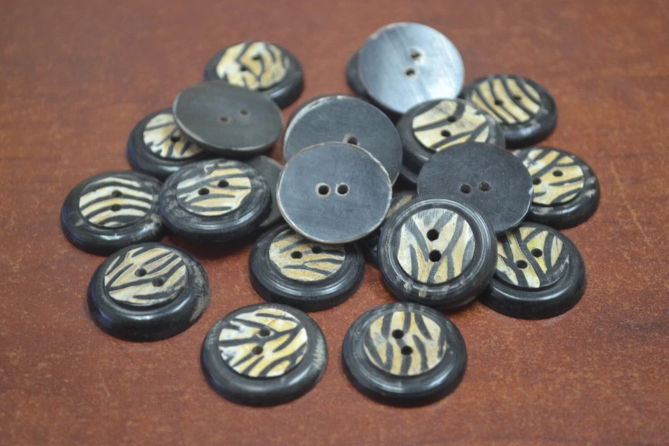 50 PIEZAS BOTONES DE COSTURA DE HUESO DE BÚFALO REDONDOS NEGROS A RAYAS 7/8" #T-407 Foto 1 de 1